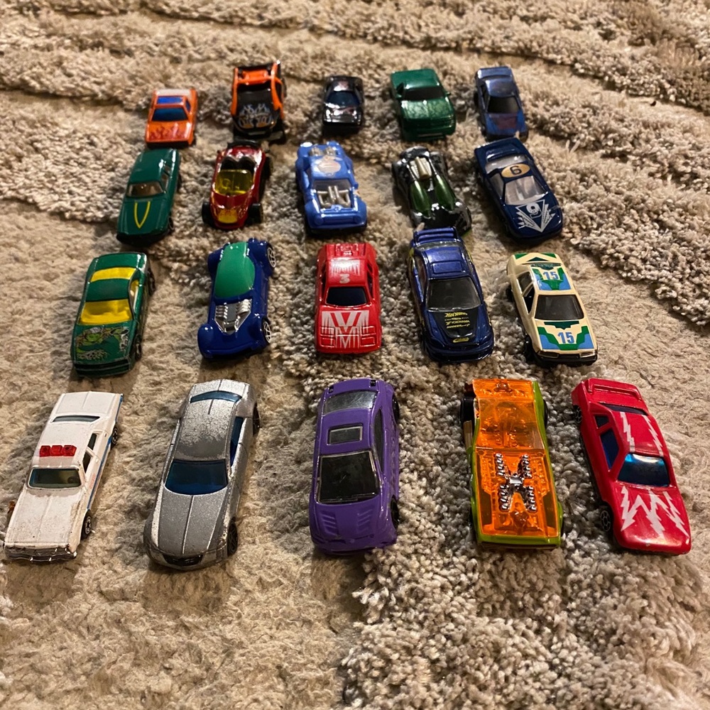 20 vehicles hot wheels and others
